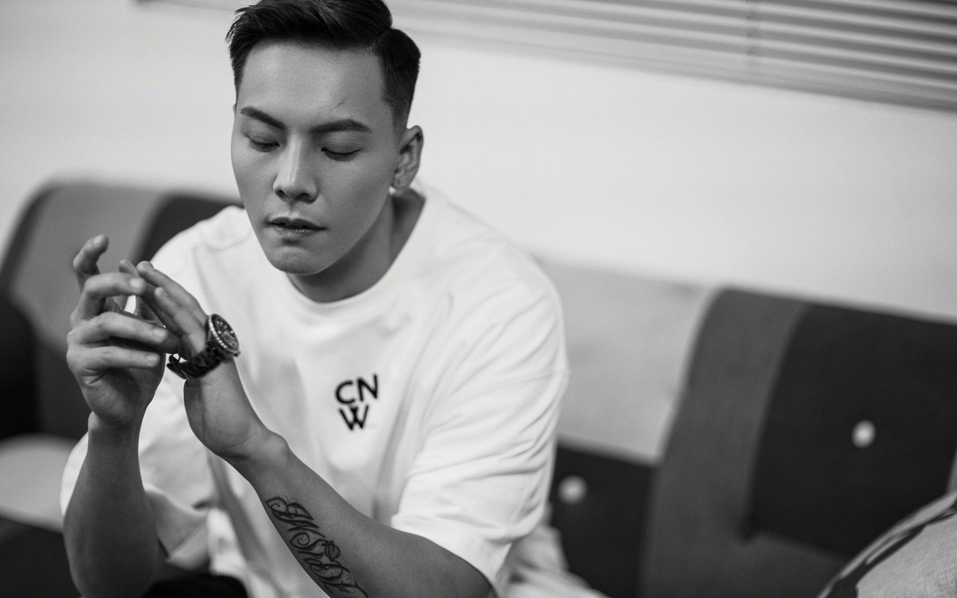 球队内部分组对抗训练氛围紧张竞争机制初显成效，队伍球队