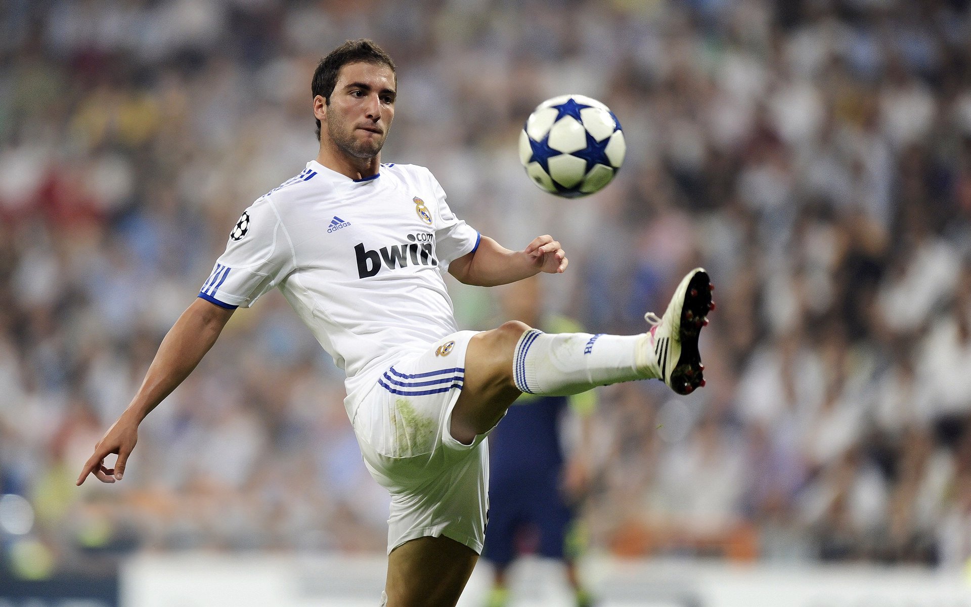 快船“双星”詹姆斯和莱昂纳德的“攻防双核”战术成核心,詹姆斯与莱昂纳德谁更强壮